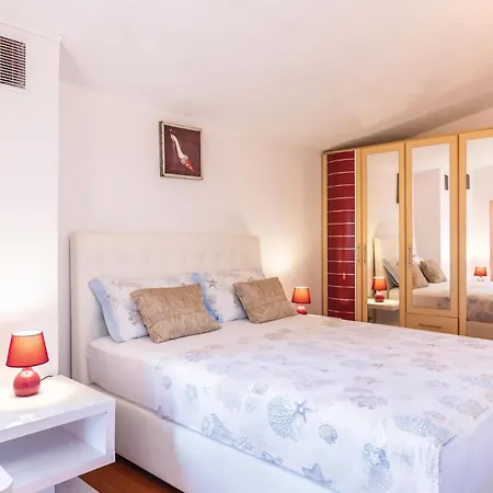 Amazing Home In Makarska With Wifi