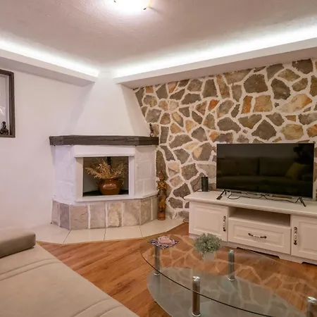 Amazing Home In Makarska With Wifi *