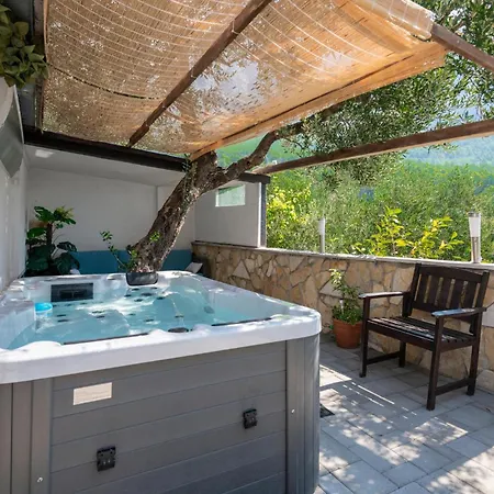 Amazing Home In Makarska With Wifi Feriehus
