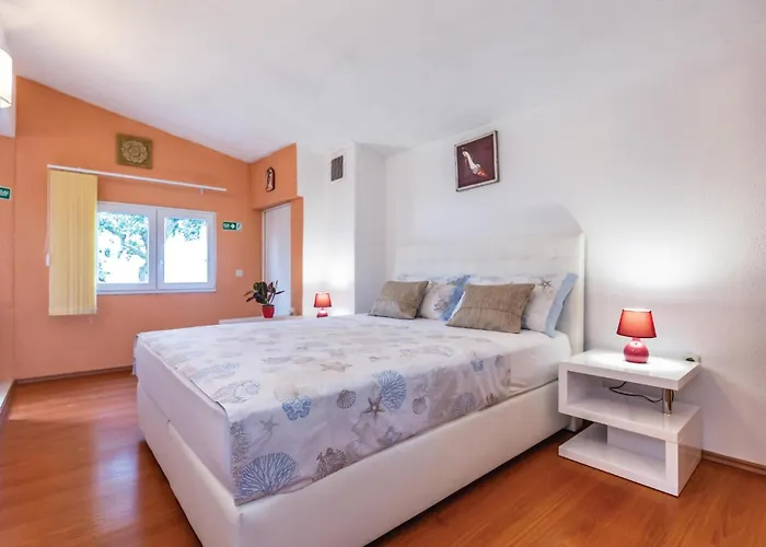 Vakantiehuis One-bedroom With Sea View In