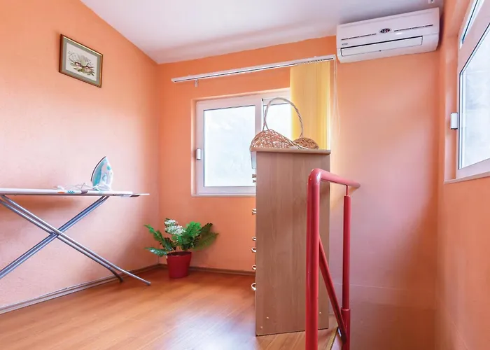 Vakantiehuis One-bedroom With Sea View In *